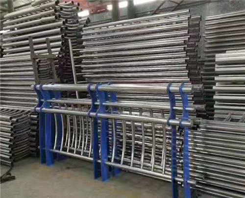 橋梁護欄廠家直銷 防撞橋梁護欄，不銹鋼復(fù)合管河道護欄