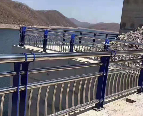 廠家定做201/304不銹鋼復(fù)合管護欄景觀護欄